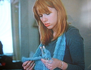 Scarlett-Johansson-Knitting